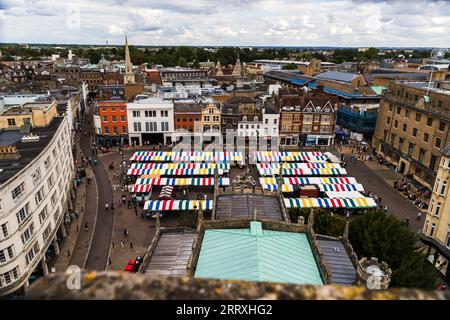 Blick auf den Cambridge Market Place vom Turm der Great St. Mary`s Church, auch bekannt als University Church, nahm am 15. August 2023 an. Stockfoto